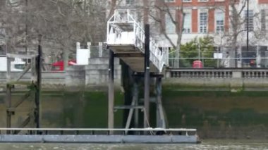 Beyaz küçük köprü yapısı