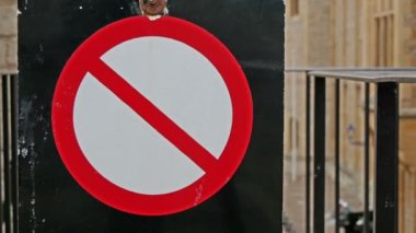 Kapıdaki yayınlanan hiçbir giriş işareti