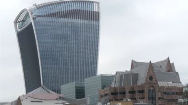 Uzun boylu ve iri yeni bina