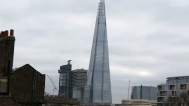 Gökdelen şeklinde ince koni