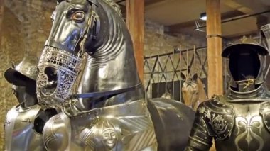 Şövalyeler ve atları metal heykelleri