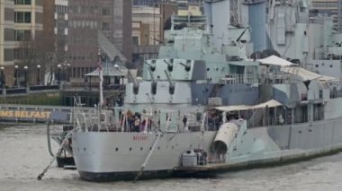 Belfast savaş gemisi insanlarla