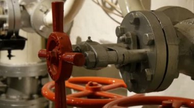 Kırmızı hidrolik donatım ve gaz gaz