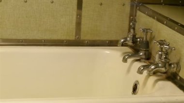 Dört gümüş musluk