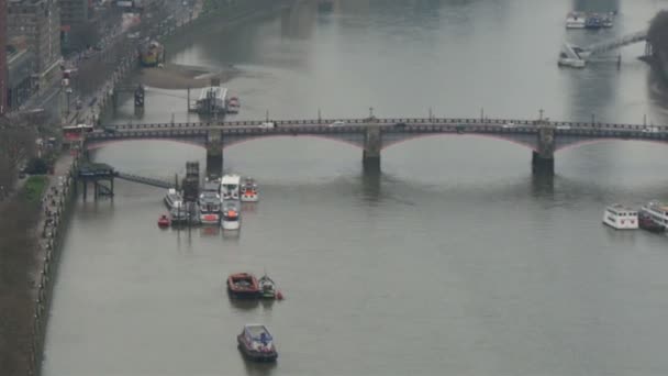 De rivier de Thames en de bruggen — Stockvideo