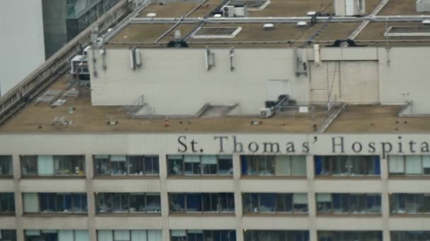 Na dachu szpitala St. Thomas — Wideo stockowe