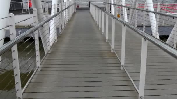 El camino al ferry en el muelle — Vídeos de Stock