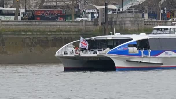 Barcos de ferry azul y blanco — Vídeo de stock