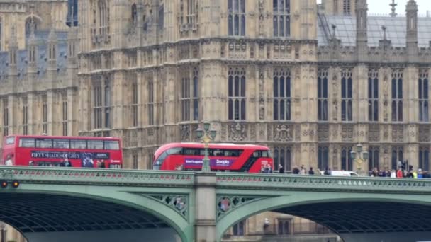 Os autocarros de Londres em movimento rápido — Vídeo de Stock