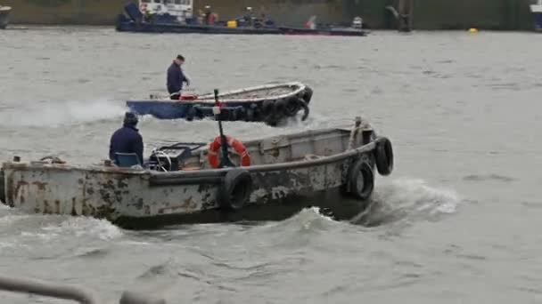 Dos barcos de pescadores cruzando el río — Vídeo de stock