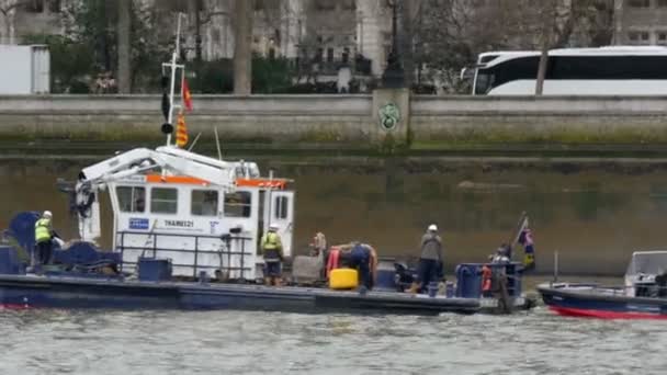 Barche che attraccano lentamente sul porto — Video Stock