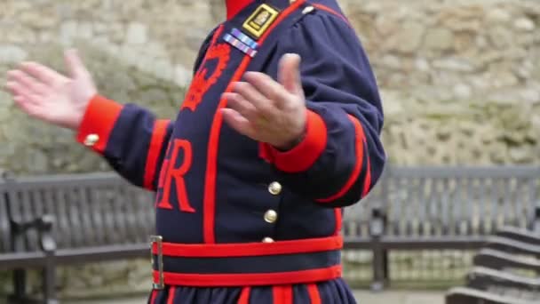 O uniforme azul e vermelho da guarda — Vídeo de Stock