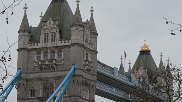 Een deel van de blue Tower Bridge — Stockvideo