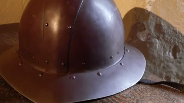 En brun metall hatt — Stockvideo