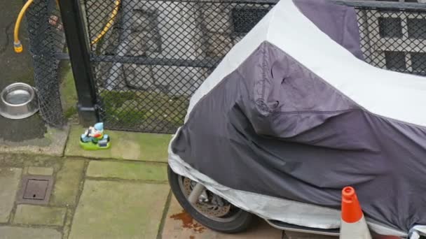 Una motocicleta estacionada en la calle — Vídeos de Stock