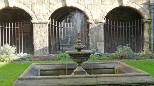 Water fountain in Westminster Abbey — Stock Video