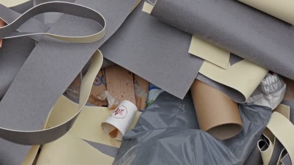 Etwas Abfall aus dem Müll — Stockvideo