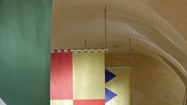 Banderas de colores colgando en la habitación — Vídeo de stock