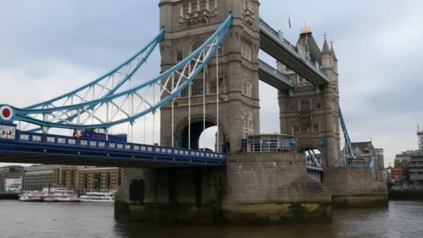 Ένα μέρος της μπλε Tower Bridge — Αρχείο Βίντεο