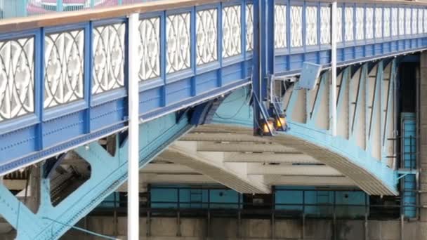 En del av den blå Tower Bridge — Stockvideo