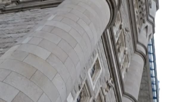 Una de las torres en el Puente de la Torre — Vídeos de Stock