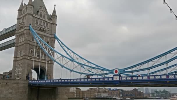 Die berühmte londoner brücke — Stockvideo