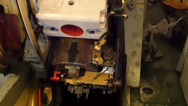 Machinerie lourde trouvée à l'intérieur du navire de guerre — Video