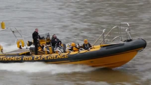 Een snelle ambachtelijke boot met mensen — Stockvideo