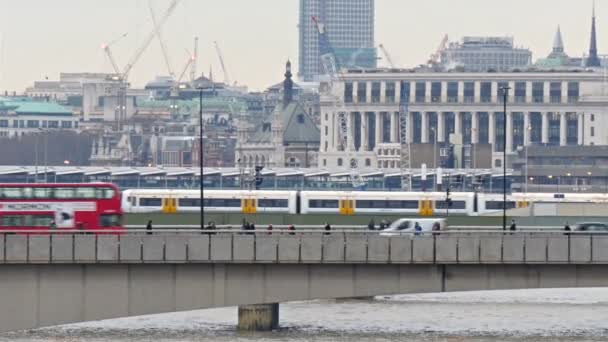 Поезда метро и мост — стоковое видео