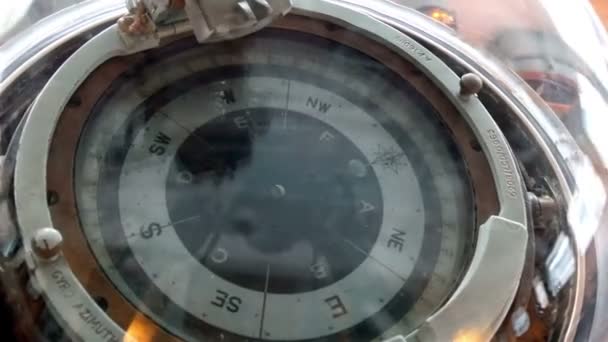 Большой компас на палубе экипажа — стоковое видео