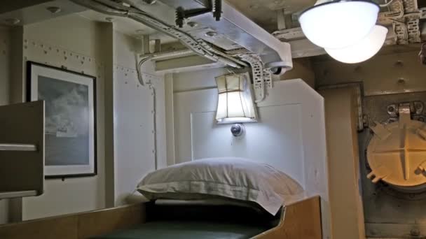 Een cabine van de bemanning met bed — Stockvideo
