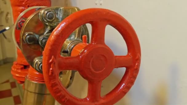 A red wheel connected to a big hydraulics — Stock Video