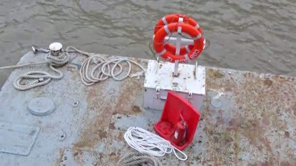 Плавающий объект с предохранительными передачами — стоковое видео