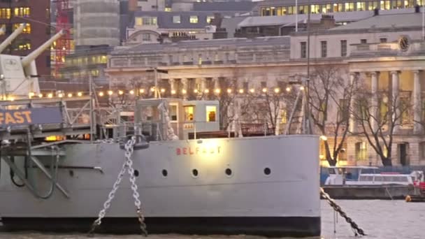 Cruzando a lo largo del buque de guerra Belfast — Vídeo de stock