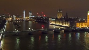 Big Ben boyunca meşgul sokakları