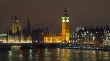 Big Ben boyunca meşgul sokakları