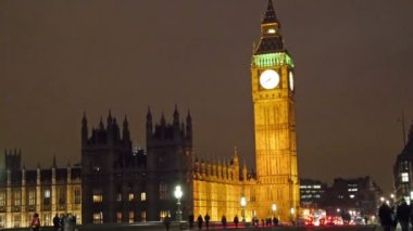 Big Ben boyunca meşgul sokakları
