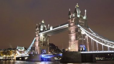 Londra'nın beyaz ışıklı kule Köprüsü