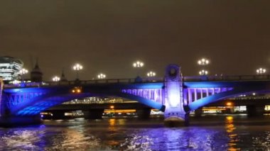 gece Londra'nın sakin ve meşgul Köprüsü