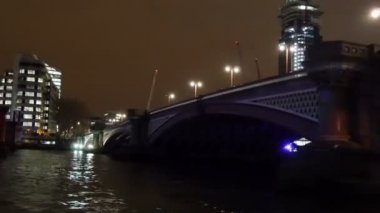 Seyir ve köprünün altından geçen