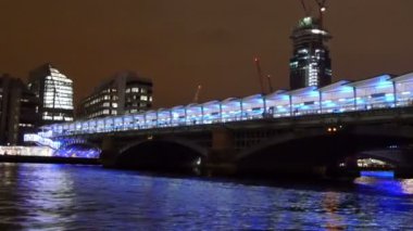 Seyir ve köprünün altından geçen