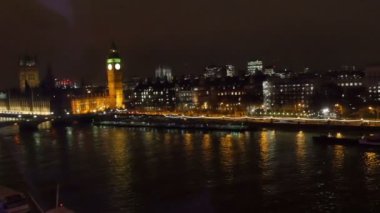 Big Ben boyunca meşgul sokakları