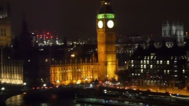Big Ben boyunca meşgul sokakları