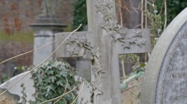 Büyük mezar taşı çapraz