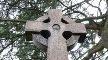 Çapraz bir mezar taşı ile bir daire