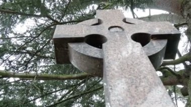 Çapraz bir mezar taşı ile bir daire