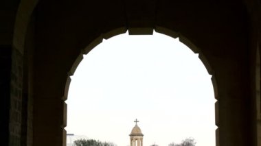 Koridorda mezar taşları gösterilen bir kemer