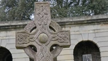 Büyük çapraz oyma mezar taşı ile