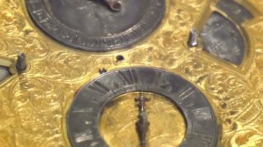 İki küçük saatler