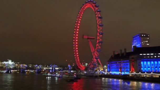 De rode verlichte London Eye — Stockvideo